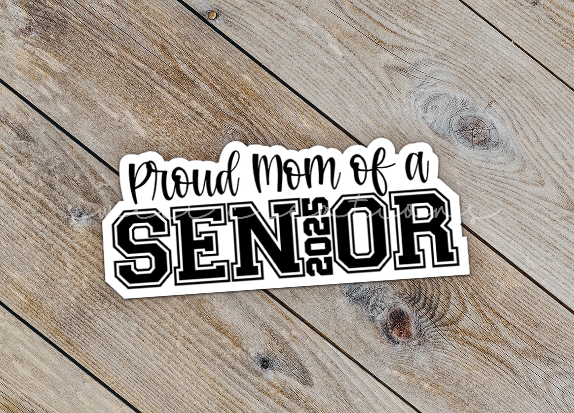 a sticker that says proud mom of a senior