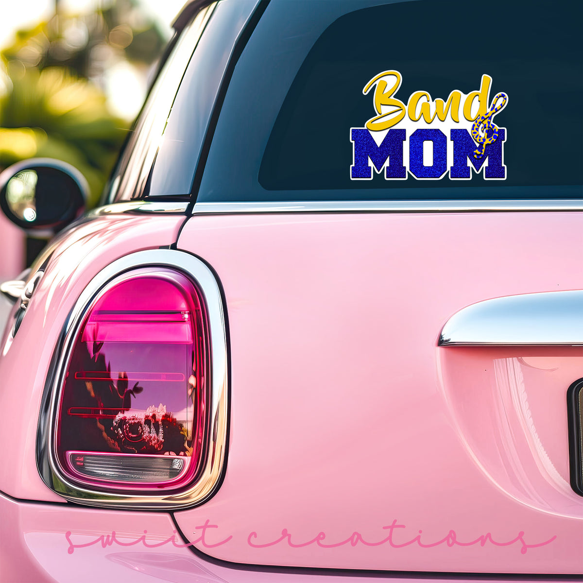 a pink car with the word sand and mom on it