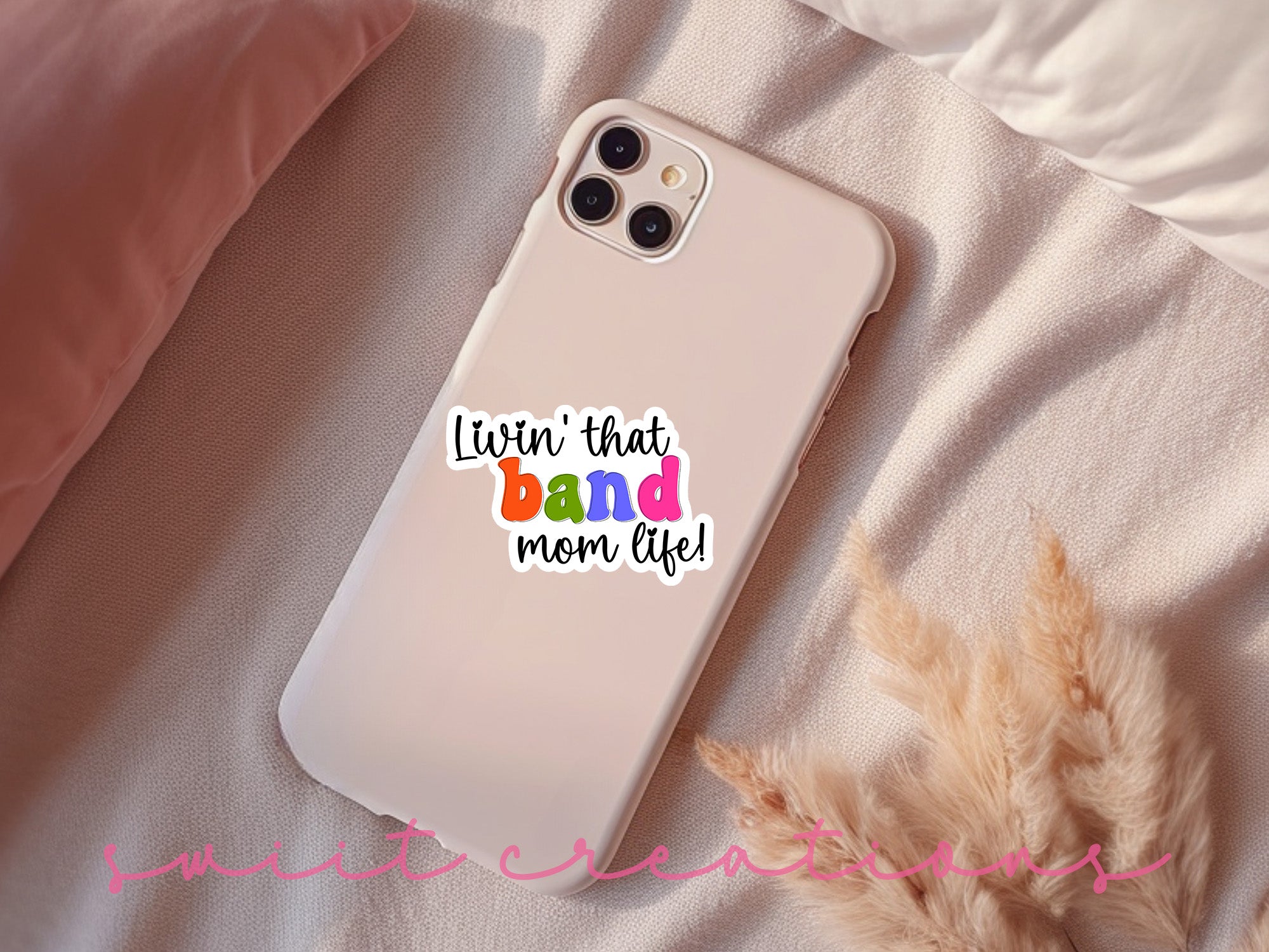 a phone case that says livin'that band mom life