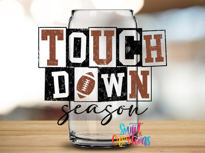 Touchdown Season design close-up on a clear glass can tumbler