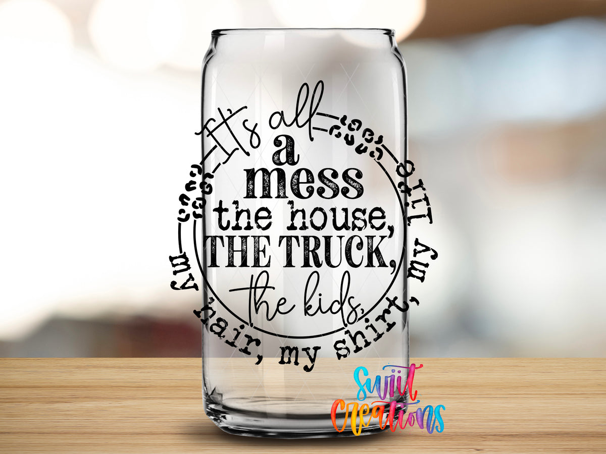 It's All a Mess design close-up on a clear glass can tumbler