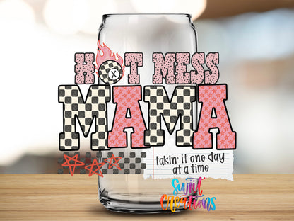 Hot Mess Mama design close-up on a clear glass can tumbler