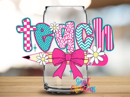 Teach design close-up on a clear glass can tumbler
