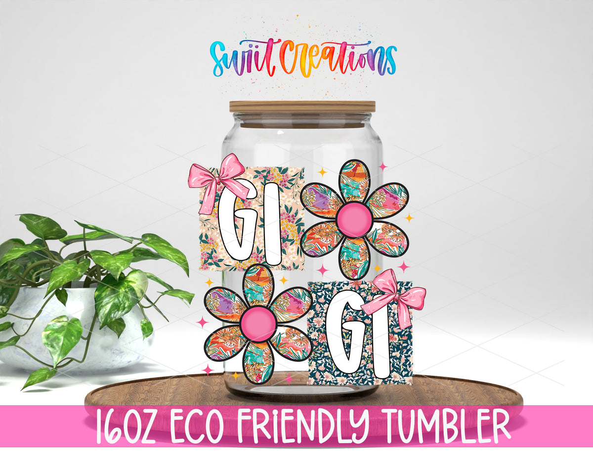 Gigi design on a 16 oz clear glass tumbler with bamboo lid