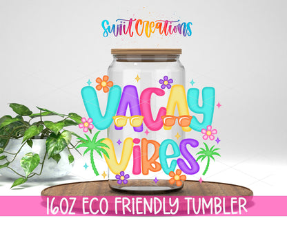 Vacay Vibes design on a 16 oz clear glass tumbler with bamboo lid