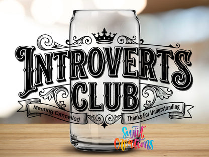 Introverts Club Wide design close-up on a clear glass can tumbler