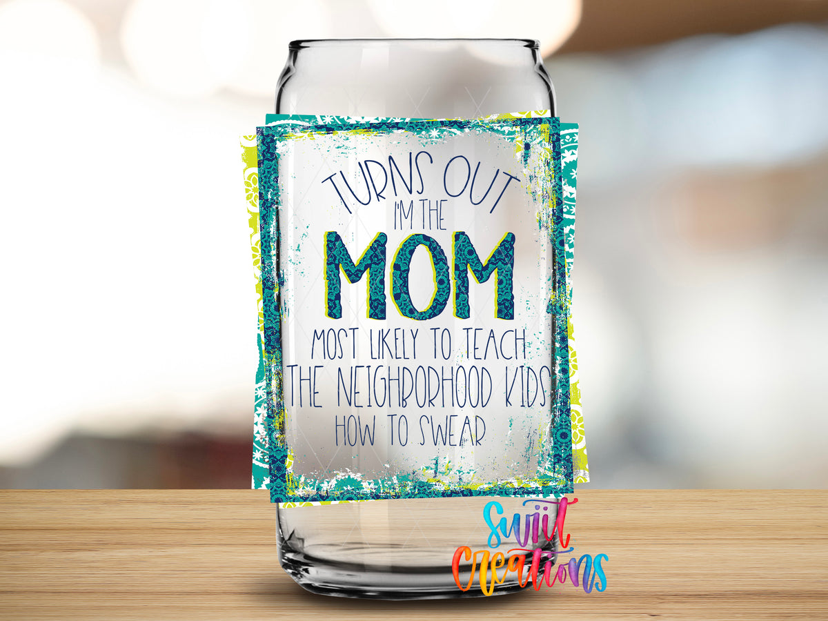 Turns Out I Am That Mom design close-up on a clear glass can tumbler