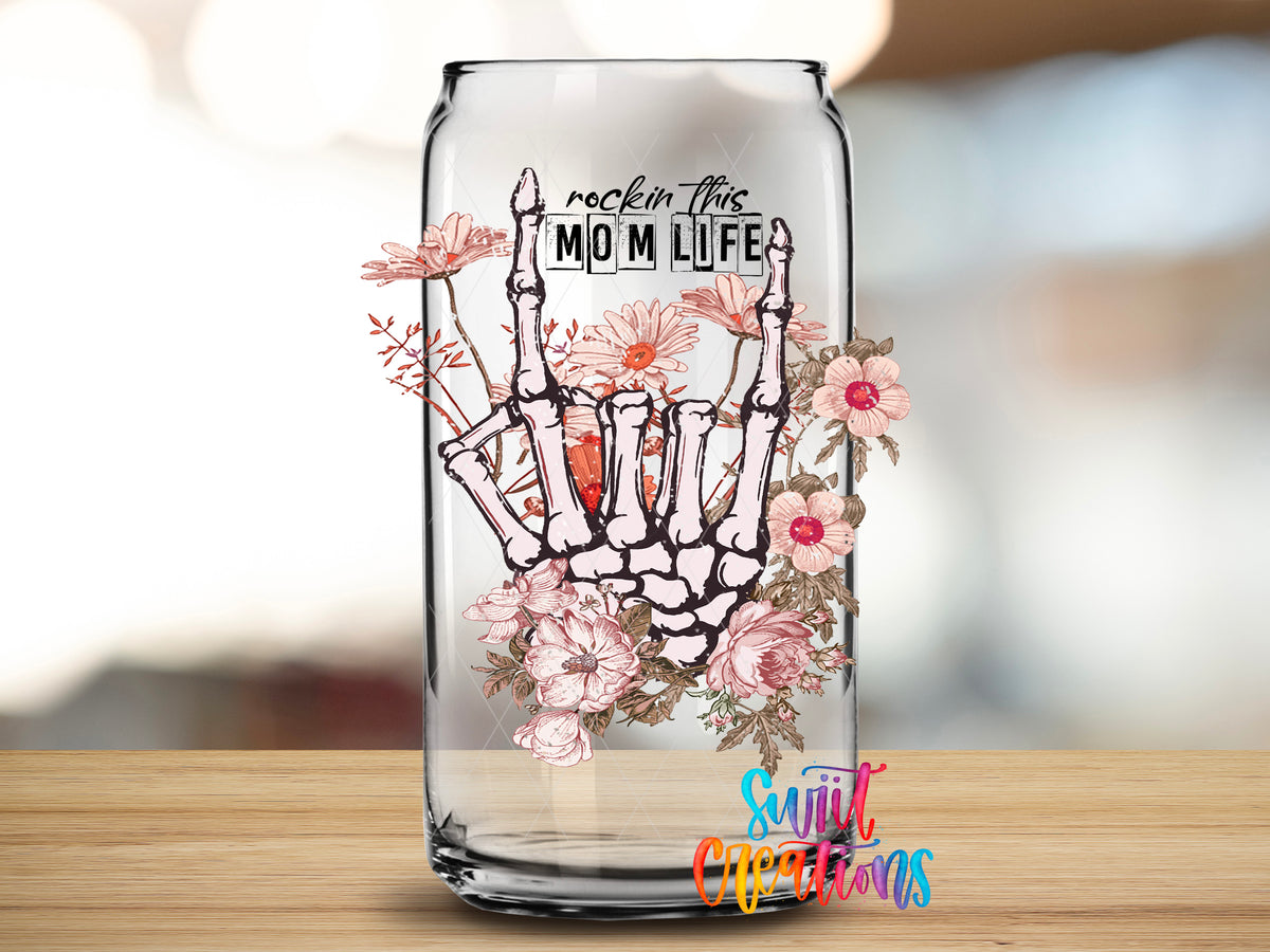 Rockin This Mom Life design close-up on a clear glass can tumbler
