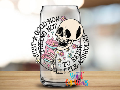 Just a Good Mom design close-up on a clear glass can tumbler
